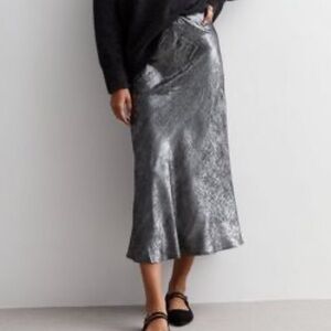 🆕Zara Shimmering Metallic Silver Midi Skirt. Size XS